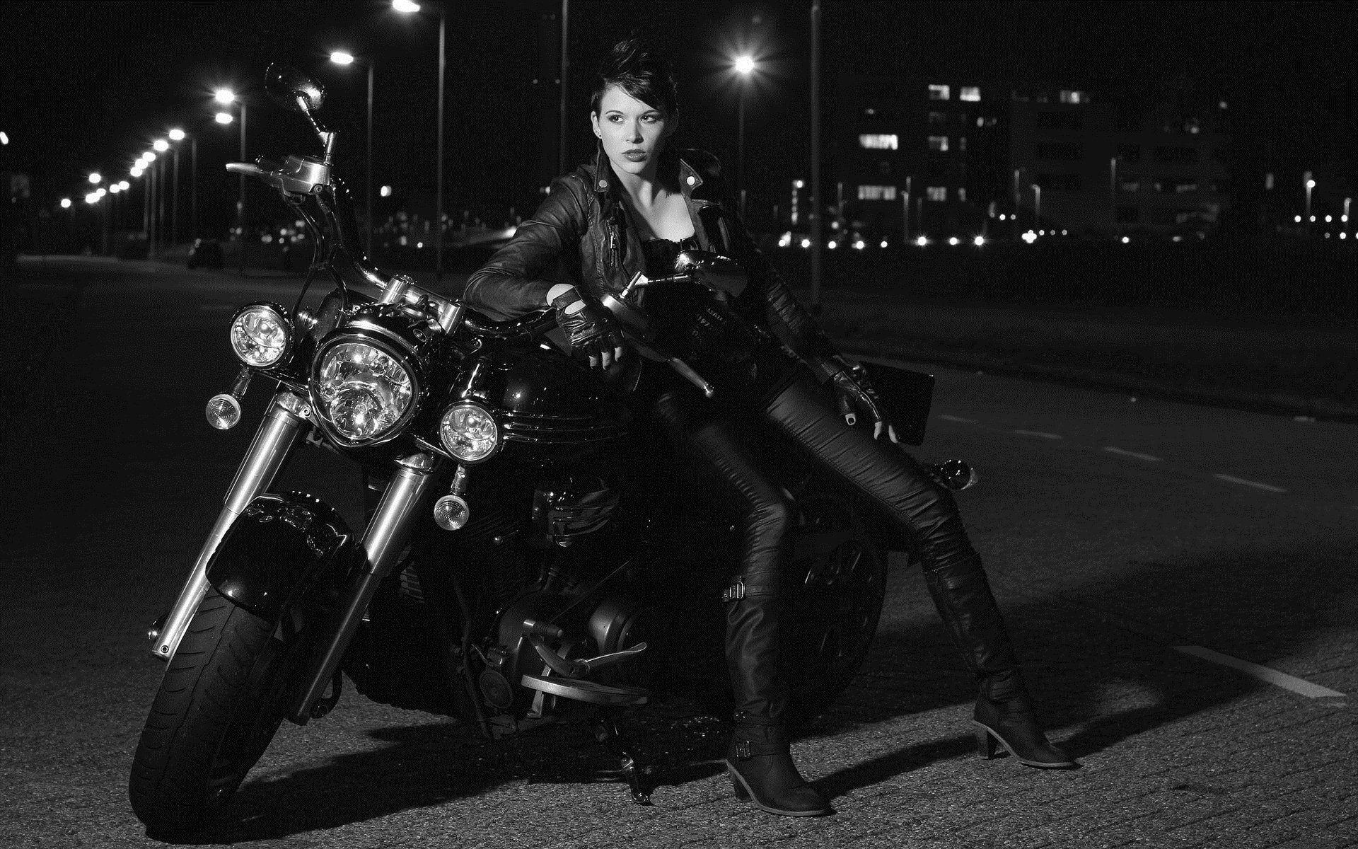 Photo Beautiful girls and motorcycles in Cochabamba