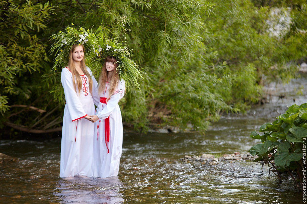 Women in Slavic costumes in Cochabamba
