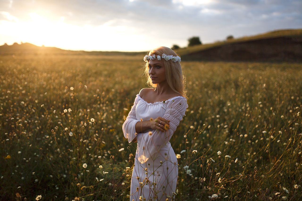 Girls in Slavic costumes in Cochabamba